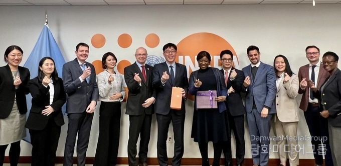 뉴욕에서 제1차 한-유엔인구기금(United Nations Population Fund, UNFPA) 정책협의회를 개최하고 기념촬영을 하고있다. (사진=외교부)