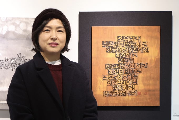  이영숙 작가 자신의 작품 앞에서 (사진=담화미디어그룹)