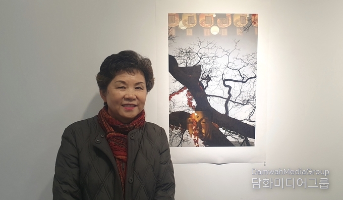 이문숙 / 작/가/노/트 존재와 인식 Existence and Perce / 그 곳, 닿을 수 없는 공간이다. 무한한 깊이와 그만큼 넓고 신비하다. 손으로 만질 수도 없는 데 빠져들고 깊이를 알 수 없이 빠져들어도 느껴지지 않는다. 그곳이 긴 호흡으로 나를 부른다. 엄마의 자궁 속에서나 들었을 아련한 부름 그곳에서 나는 숨을 멈추고 찰나의 순간을 길어 올렸다. 사진=담화미디어그룹 