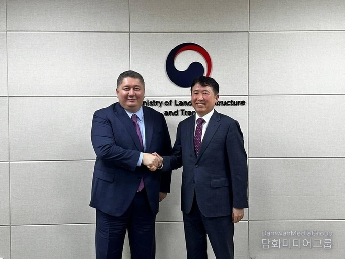 탈가트 라스타예프 (Talgat Lastayev) 카자흐스탄 교통부 차관 (왼쪽)은 이윤상 대한민국 국토교통부 항공정책실장과 정부세종청사에서 2월 19일 면담을 가졌다./ 카자흐스탄 대사관 제공