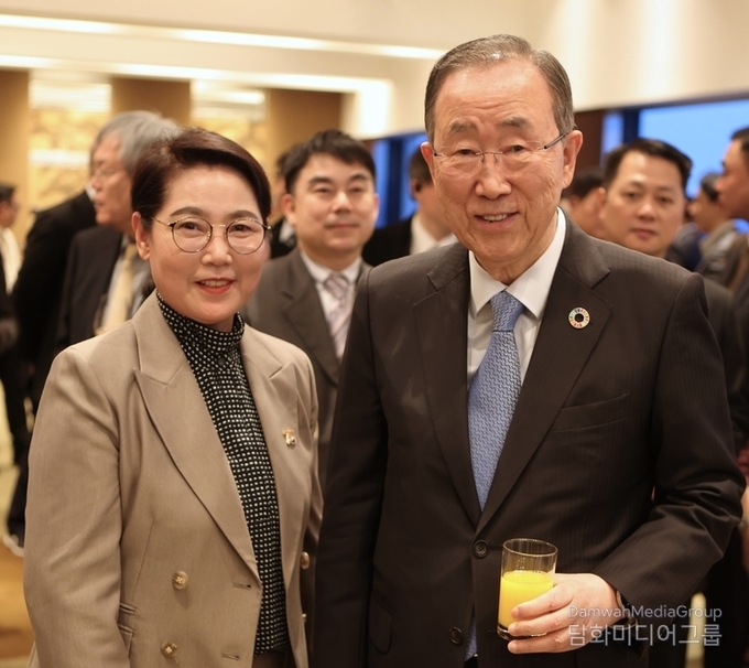 명지대학교 문화콘텐츠과 이미형 교수(왼쪽)가 반기문 글로벌녹색성장연구소 총회 및 이사회 의장과 기념사진을 찍고 있다.