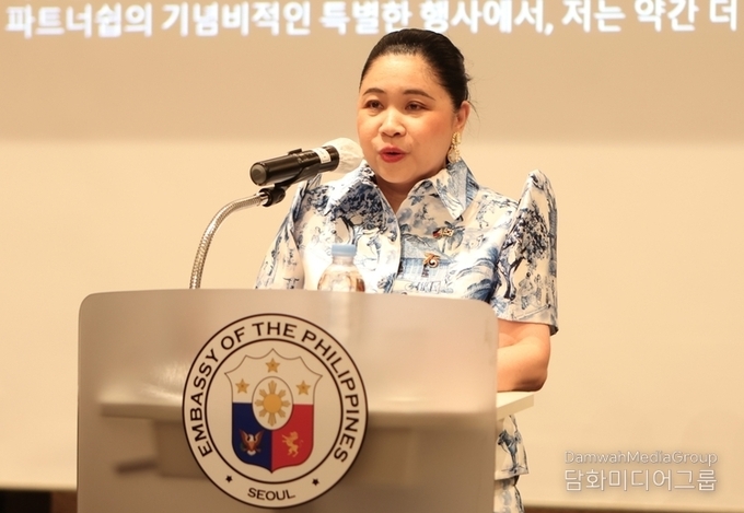 마리아 테레사 디존-데 베가 주한 필리핀 대사가 3월 5일 그랜드 하얏트 서울에서 열린 한-필리핀 수교 75주년 기념 리셉션에서 연설을 하고 있다.