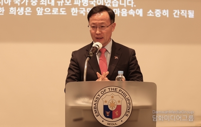 3월 5일 그랜드 하얏트 서울에서 열린 리셉션에서 김동배 외교부 국장이 건배사를 하고 있다.
