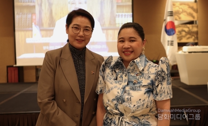 디존-데 베가 대사(오른쪽)가 명지대학교 문화콘텐츠과 이미형 교수와 기념 촬영하고 있다.