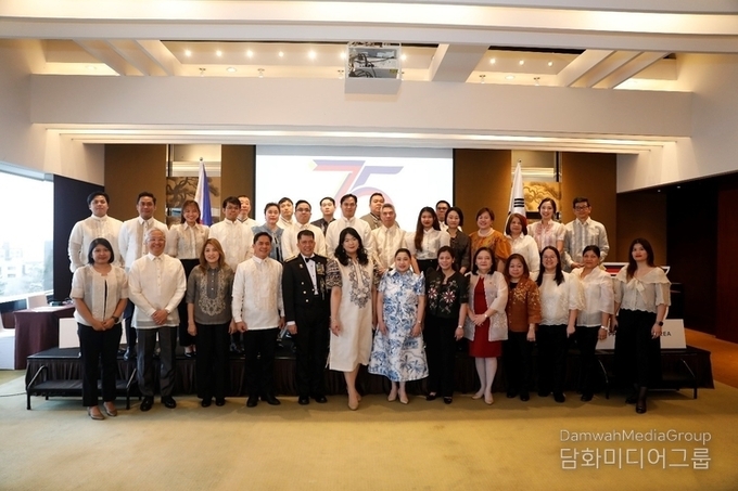 주한 필리핀 대사관 및 부속기관 직원들과 기술 및 행정 담당자들이 디존-데 베가 대사와 함께 포즈를 취하고 있다.