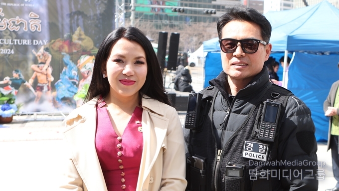 주한 캄보디아 찌릉 보툼랑세이 대사와 임상균 남대문 경찰서 경비계장이 기념촬영을 하고있다.