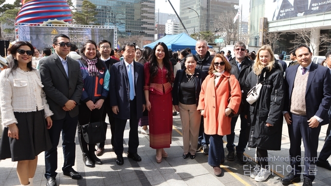  주한 캄보디아 찌릉 보툼랑세이 대사(중앙), 파울 두클로스 주한 페루대사, 마리아 테레사 B. 디존-데 베가 주한 필리핀 대사, 드레이 체르네츠키 주한 벨라루스 대사등이 기념촬영을 하고있다. 