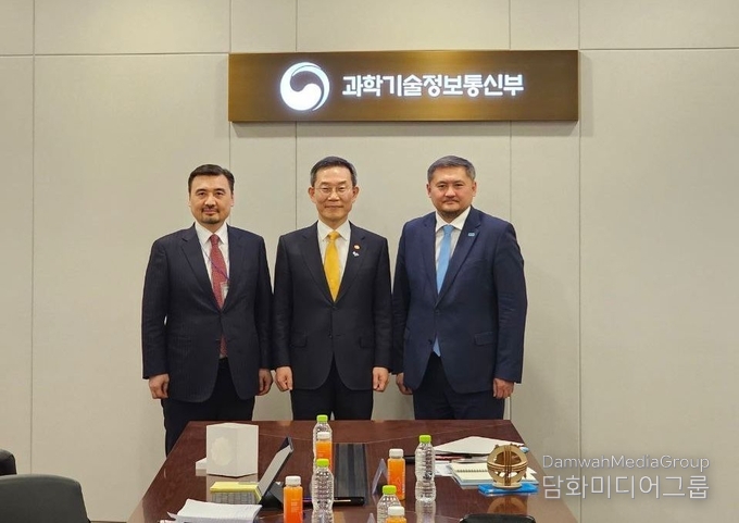  카자흐스탄 사야사트 누르베크 (Sayasat Nurbek) 과학고등교육부 장관(우측)과 이종호 과학기술정보통신부 장관(중앙)누르갈리 아리스타노프(Nurgali Arystanov) 주한카자흐스탄대사(좌측)이 기념사진을 찍고있다..(사진-카자흐스탄대사관)