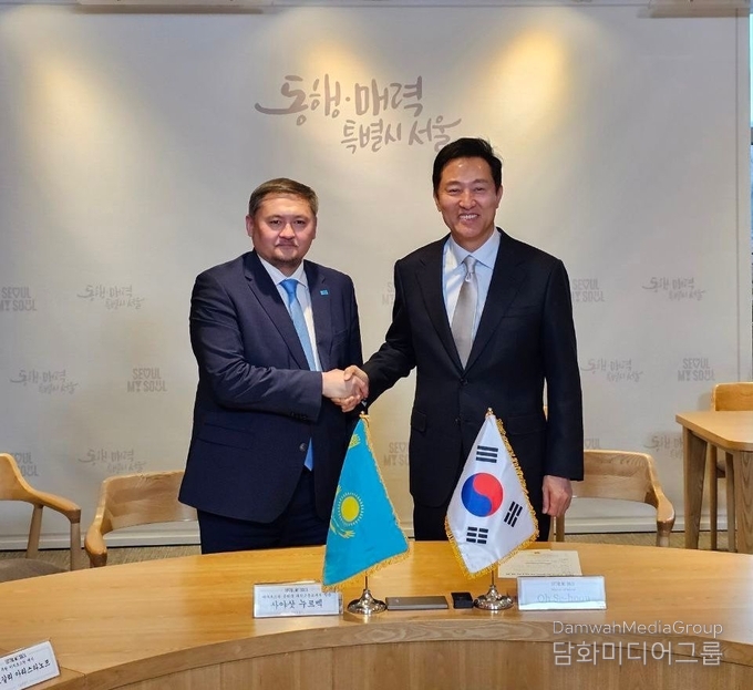 사야사트 누르베크 (Sayasat Nurbek) 과학고등교육부 장관과 오세훈 서울시장과 악수를 나누고 있다.