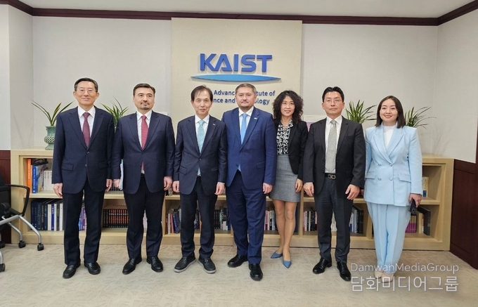 사야사트 누르베크 (Sayasat Nurbek) 과학고등교육부 장관과 이광형 KAIST 총장