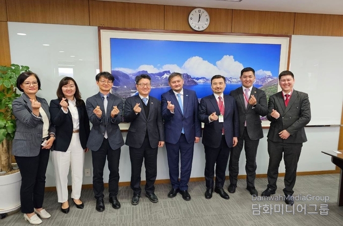  사야사트 누르베크 (Sayasat Nurbek) 과학고등교육부 장관과 오석환 교육부 차관 일행