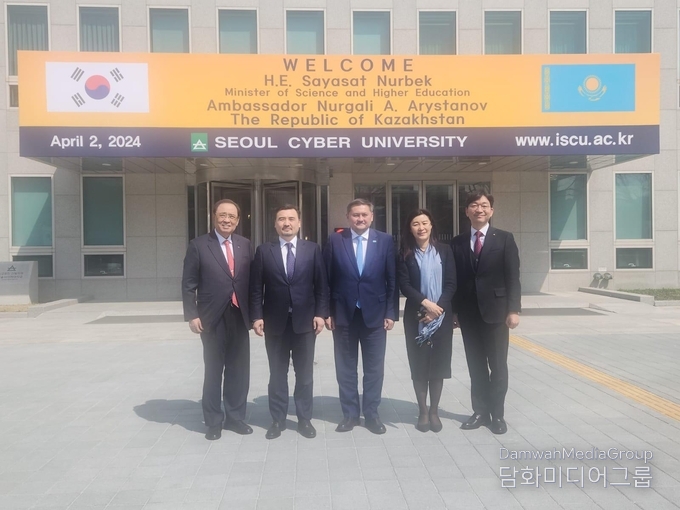 사야사트 누르베크 (Sayasat Nurbek) 과학고등교육부 장관과 서울사이버대학교 이세웅 명예 이사장 일행
