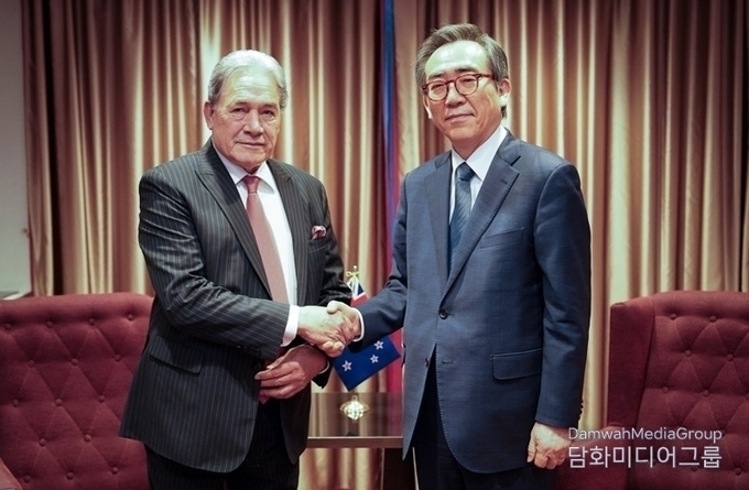 Foreign Minister Cho Tae-yul (right), who is visiting Belgium to attend the NATO Foreign Ministers' Meeting, shakes hands with New Zealand Deputy Prime Minister and Foreign Minister Winston Raymond Peters in Brussels on April 4.