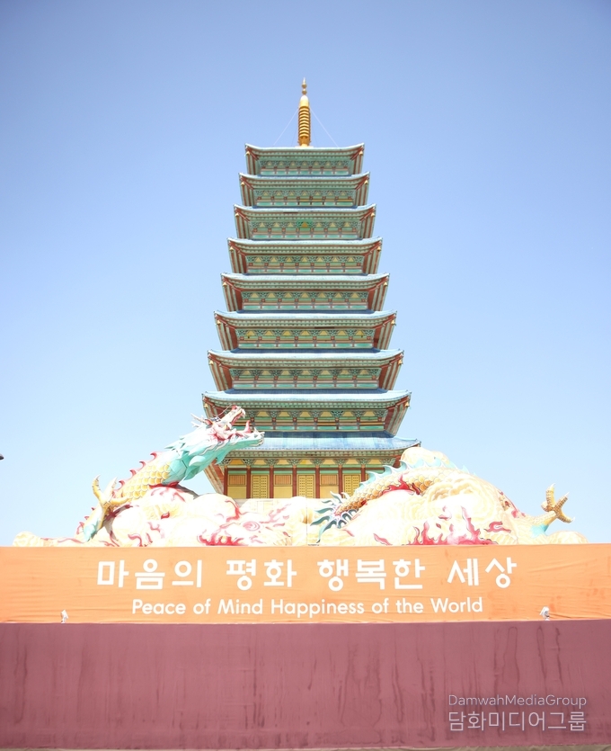 광화문광장에 세워진 부처님오신날 봉축탑(사진-담화미디어그룹)