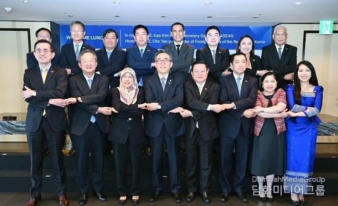 Minister Cho Tae-yul (4th from the left, front row) takes a commemorative photo with ambassadors participating in the welcome luncheon for the ASEAN Secretary General.