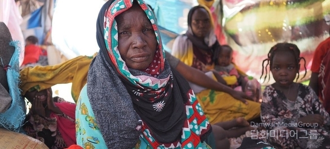 Sudanese refugees are living in makeshift shelters in the border town of Adre after fleeing to Chad due to violence and hunger./Courtesy of UN New
