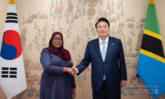 President Yoon Suk-yeol (right) shakes hands with Tanzanian President Samia Suluhu Hassan at the Yongsan Presidential Office in Seoul on June 2. / Courtesy of the presidential office)