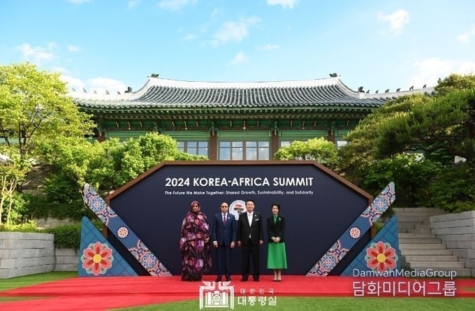 President Yoon Suk-yeol and First Lady Kim Keon-hee pose with Mauritanian President Mohamed Ould Cheikh El Ghazouani and his spouse before holding an official welcome dinner on June 3 at the Shilla Hotel in Seoul for more than 60 heads of state and delegates from 48 African countries./ Courtesy of the Presidential Office
