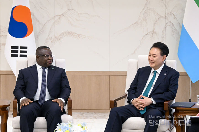 President Yoon Suk-yeol (right) and Sierra Leonean President Julius Maada Bio hold a bilateral meeting at the Yongsan Office of the President in Seoul on May 31. / Courtesy of the Presidential Office