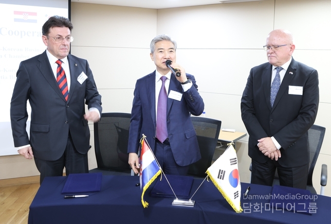 Luka Burilović, President of the Croatian Chamber of Economy (left), Hong Kwang-hee, President of the Korea-Croatia Business (center), and Zoran Horvat, President of Croatian-Korean Business Club, sign a business cooperation agreement during the Croatian-Korean Business Forum held at Coryo Daeyeongak Tower in Seoul on June 3.