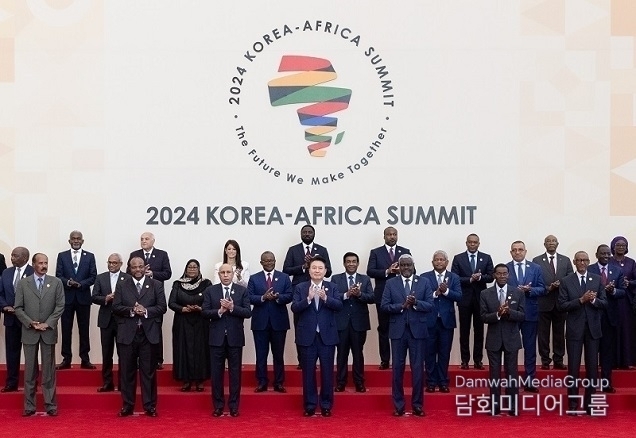 President Yoon Suk-yeol and African leaders applaud during a commemorative photo at the 2024 Korea-Africa Summit on June 4 at the Korea-Africa Summit hall in Gyeonggi Province. / Courtesy of the Office of the President