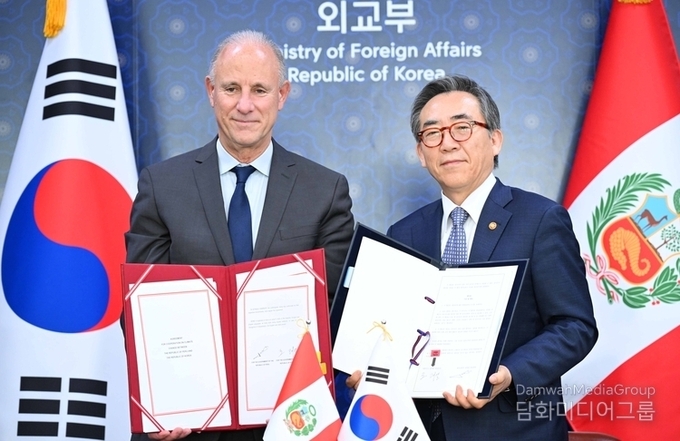 Minister of Foreign Affairs Cho Tae-yul (right) poses with Peruvian Minister of Foreign Affairs Javier González-Olaechea after signing the Agreement on Climate Change Cooperation between the Republic of Korea and the Republic of Peru on June 9.