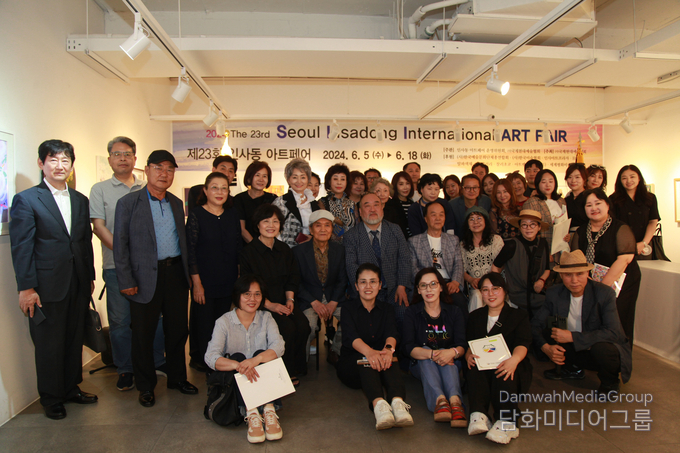 제23회 아름다운 동행전 참여작가들이 모여 기념촬영을 하고있다.(사진- (사)국제현대예술협회)