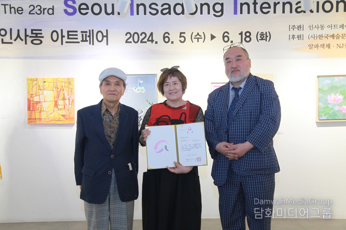 (사)국제현대예술협회 김용모 이사장이 회원들에게 상장을 수여하고 기념촬을 하고있다. (우측),(사진- (사)국제현대예술협회)