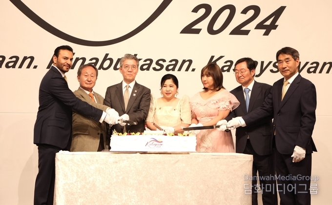 Ambassador Dizon-De Vega joined by distinguished guests at the commemorative cake cutting ceremony.