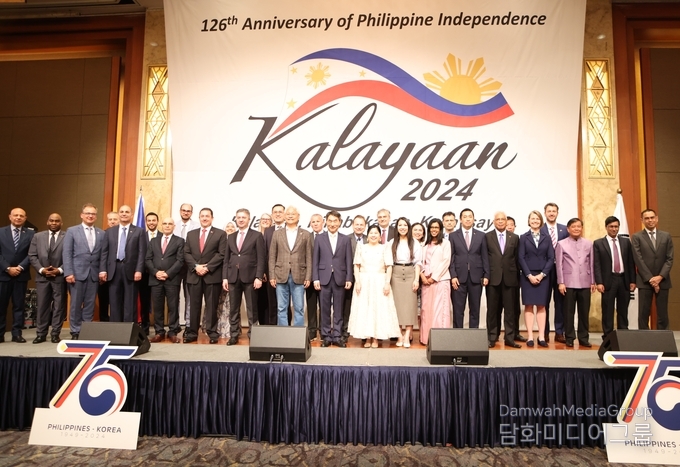 Ambassador Dizon-De Vega was joined by the members of the diplomatic corps and distinguished guests for a commemorative photo.