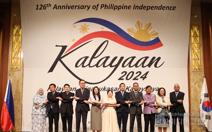 Ambassador Dizon-De Vega together with the Ambassadors and Officials from ASEAN Embassies in Seoul pose for a photo.