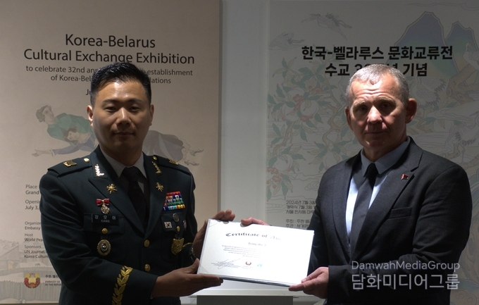 이번 행사에 참가한 한국 작가 전원에게 주한 벨라루스 대사가 상장을 수여했다. 