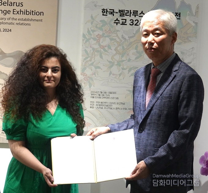 이존영 외교저널 회장이 벨라루스 공화국 칸조아리나(명지대K-민화 수강중)에게 장학금을 전달하고 있다. 