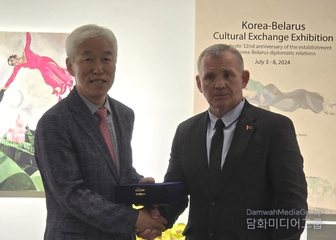 안드레이 체르네츠키 주한 벨라루스 대사가 이존영 외교저널 회장에게 감사패를 전달하고 있다. 