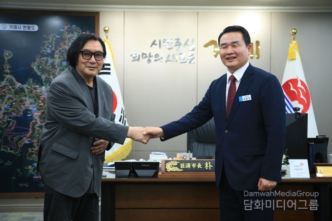 Director Han Myung-ku (left) shakes hands with Geoje City Mayor Park Jong-woo.