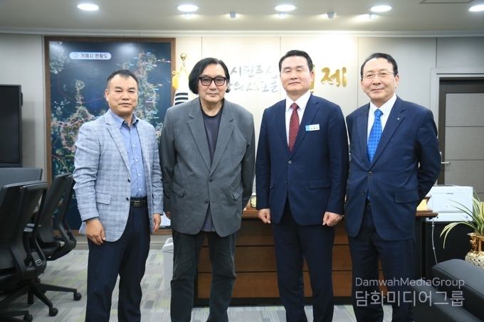 (From left) Geoje City Mayor Park Jong-woo, Director Han Myung-ku, Geoje Museum Chairman Hwang Soo-won, and Chairman Koo Jong-hoe of the Sympathy Arts Center.
