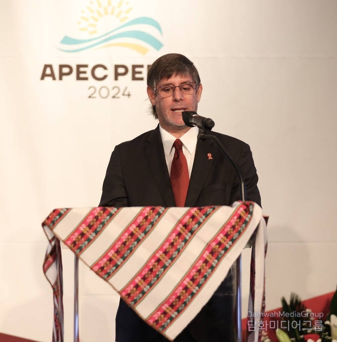 Peruvian Ambassador to Korea Paul Fernando Duclos Farodi delivers a speech at the reception held at Four Seasons Hotel in Seoul to mark the 203rd Anniversary of the Independence of Peru on July 25.
