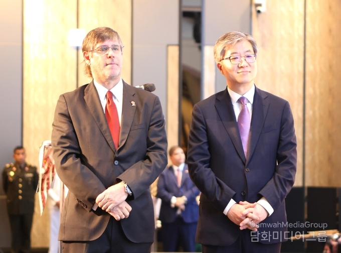 Peruvian Ambassador to Korea Paul Fernando Duclos Farodi (left) poses with Kim Hee-sang, deputy minister for economic affairs of the Ministry of Foreign Affairs.