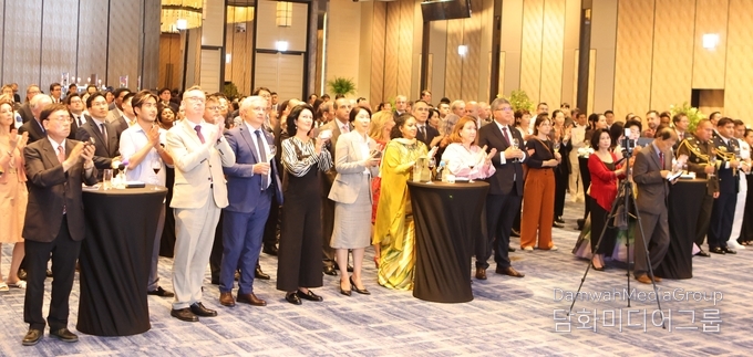 More than 300 distinguished guests, including foreign ambassadors, senior diplomats, high-ranking Korean government officials, business leaders, and their spouses attended the gala event.