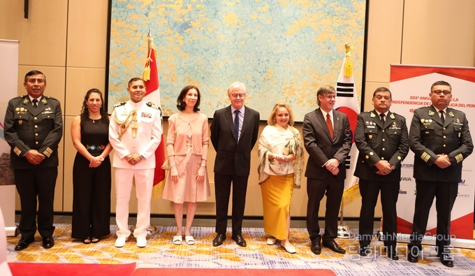 Peruvian Ambassador to Korea Paul Fernando Duclos Farodi (third from the right) and staff of the Embassy of Peru in Seoul stand at an entrance to greet guests at a reception to mark the 203rd anniversary of Peru's Independence Day.