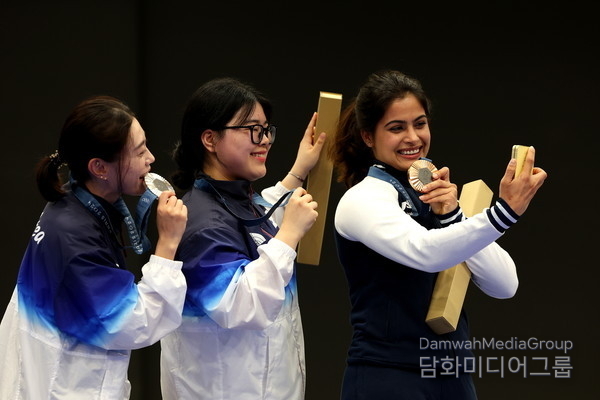  28일(현지시간) 프랑스 샤토루 슈팅센터(Chateauroux Shooting Centre)에서 열린 2024 파리 올림픽 사격 여자 10m 공기권총 금메달 오예진, 은메달 김예지(이상 대한민국), 동메달 마누 바커(Manu Bhaker, 인도)가 시상식에서 갤럭시 Z 플립6 올림픽 에디션으로 빅토리 셀피를 찍고 있다. (사진 제공= '삼성전자/게티이미지(Getty Images) 공동 )