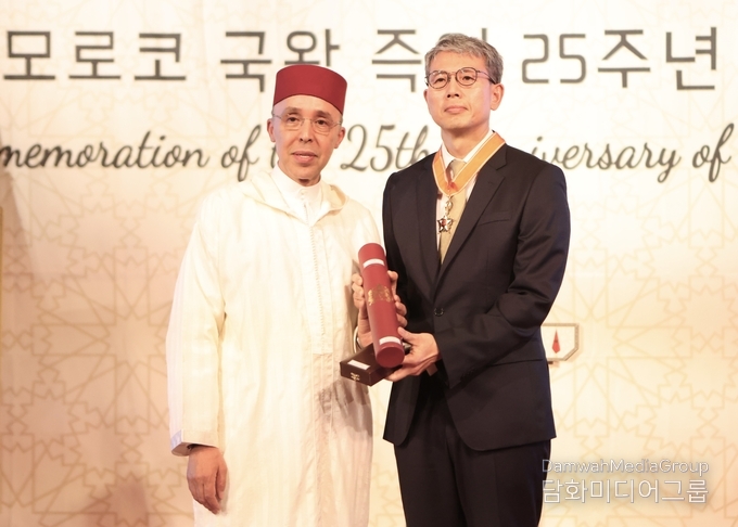  샤픽 라샤디 주한 모로코 대사관가 30일 저녁 앰배서더 서울 풀만 호텔에서 '모로코 국왕 즉위 25주년 기념식'을 열고 정기용 외교부 인도태평양 특별대표에게 훈장을 수여하고 있다.(사진-담화미디어그룹)