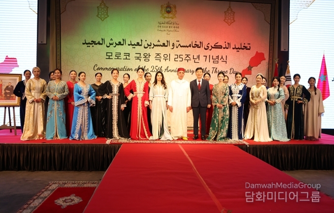 모델들이 모로코 전통 의상을 선보였다. 