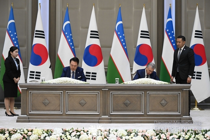6월 14일 윤석열 대통령은 우즈베키스탄 샤브카트 미르지요예프 대통령과 MOU 서명식에 임석하고, 공동언론발표를 했다.( 사진-대통령실)