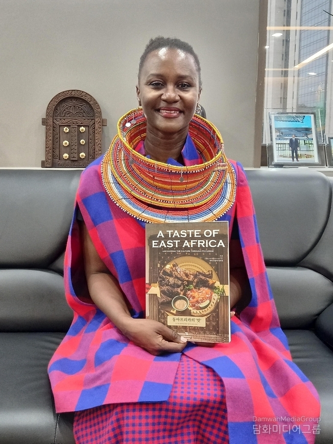 Chaba Rhuwanya Mavura, the spouse of the Tanzanian Ambassador to Korea and author of the book "A Taste of East Africa"