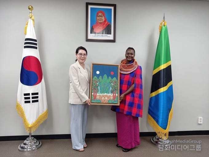 Cultural Editor Lee Mi-hyung of Diplomacy Journal (left) who is also professor of the Department of Cultural Content, the Institute for Adult & Continuing Education of Myongji University, presented a folk painting to Chaba Rhuwanya Mavura, the spouse of the Tanzanian Ambassador to Korea as a gift.