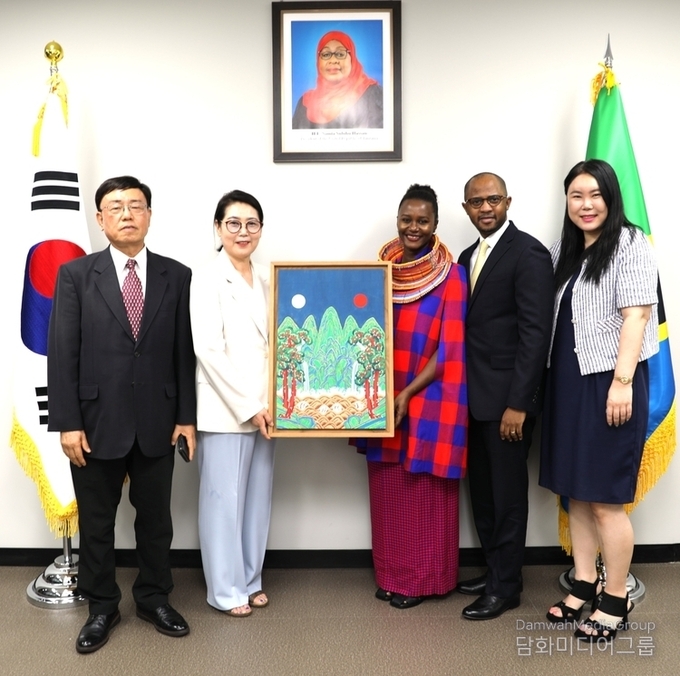 H.E. Togolani Edriss Mavura, the Tanzanian Ambassador to Korea and his spouse Chaba Rhuwanya Mavura (second and third from the right, respectively) pose with (from the left) Managing Editor Lee Kap-soo and Cultural Editor Lee Mi-hyung of Diplomacy Journal and Julia, board president of Global Culture & Economy Link (GCEL).