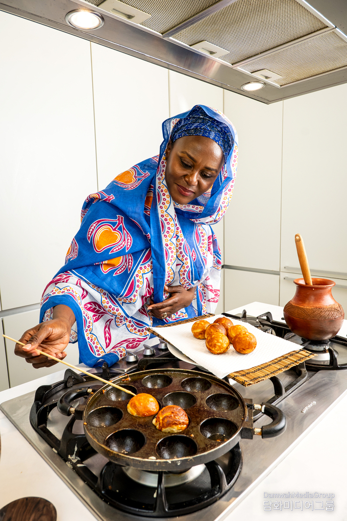 Chaba Rhuwanya Mavura is cooking Tanzanian food.