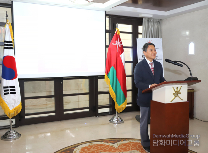 오만과 한국과의 오랜 우정과 협력의 역사 저자인 이희수 작가가 인사말을 하고 있다.