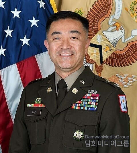버지니아주 소재 미 육군 병참학교(QMS) 사령관을 맡고 있는 박진형(Jin H Pak) 대령이 지난 17일 준장으로 진급했다.